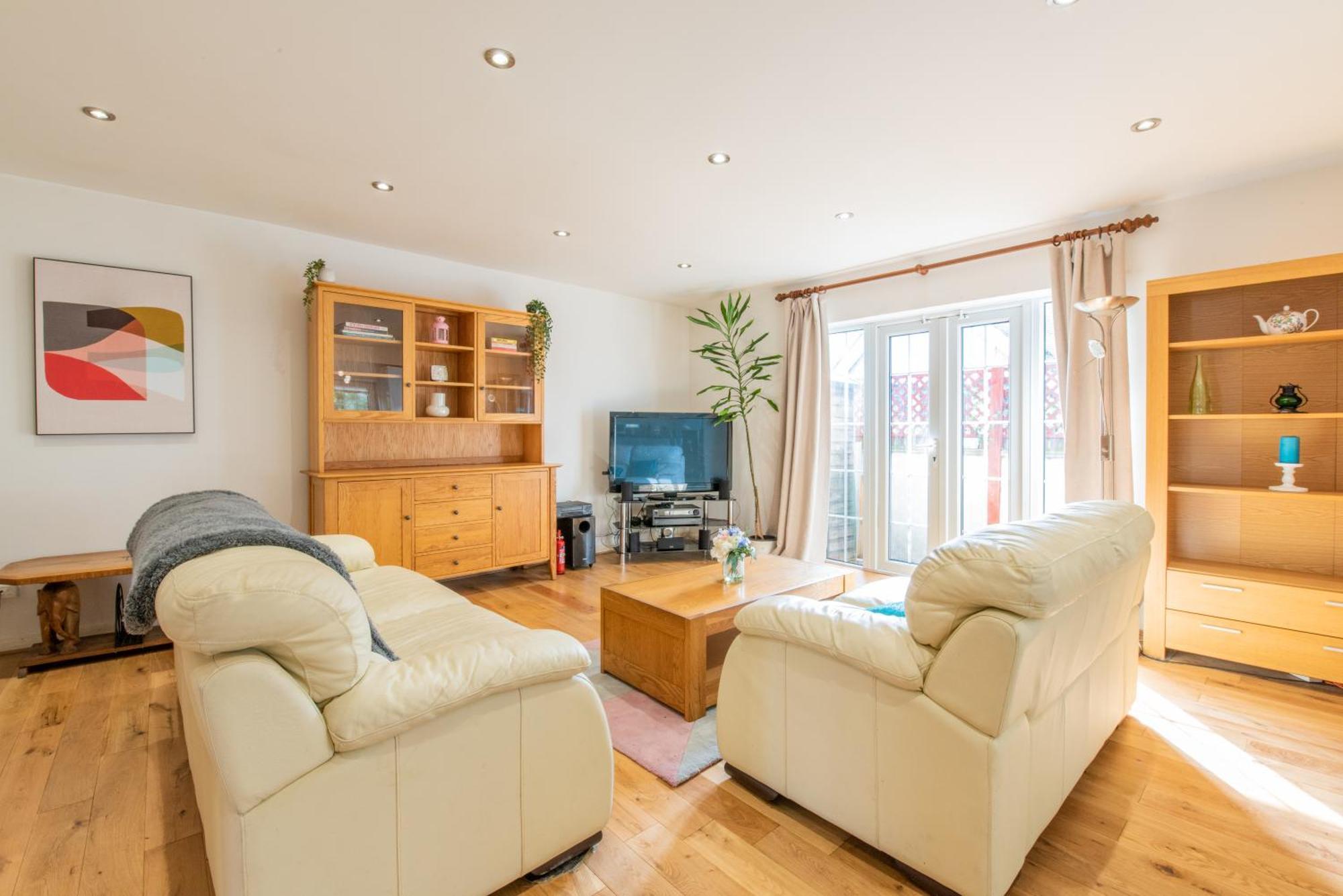 Stratford - Spacious 2 Bed Flat With Secured Parking & Private Garden London