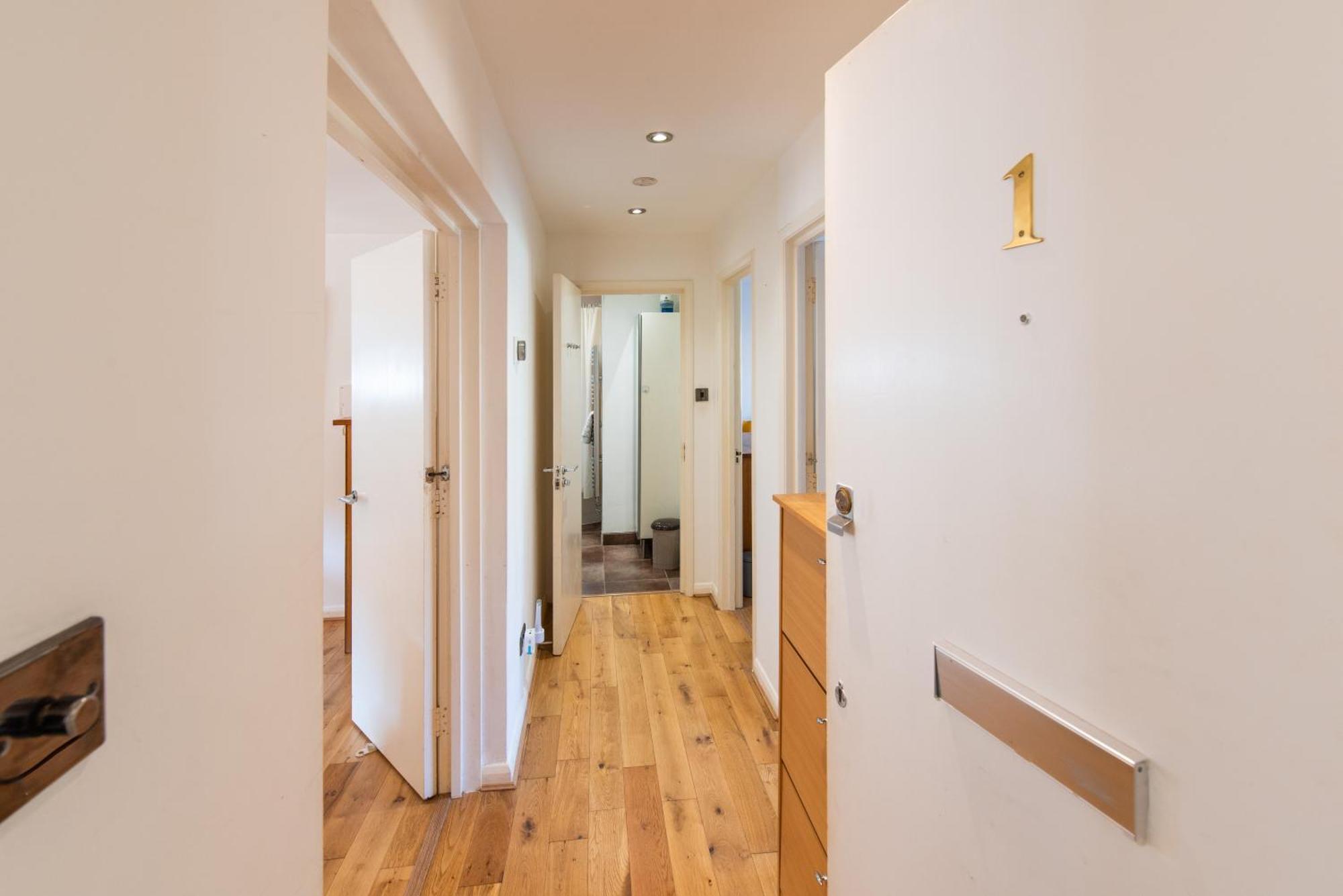Stratford - Spacious 2 Bed Flat With Secured Parking & Private Garden Apartment *