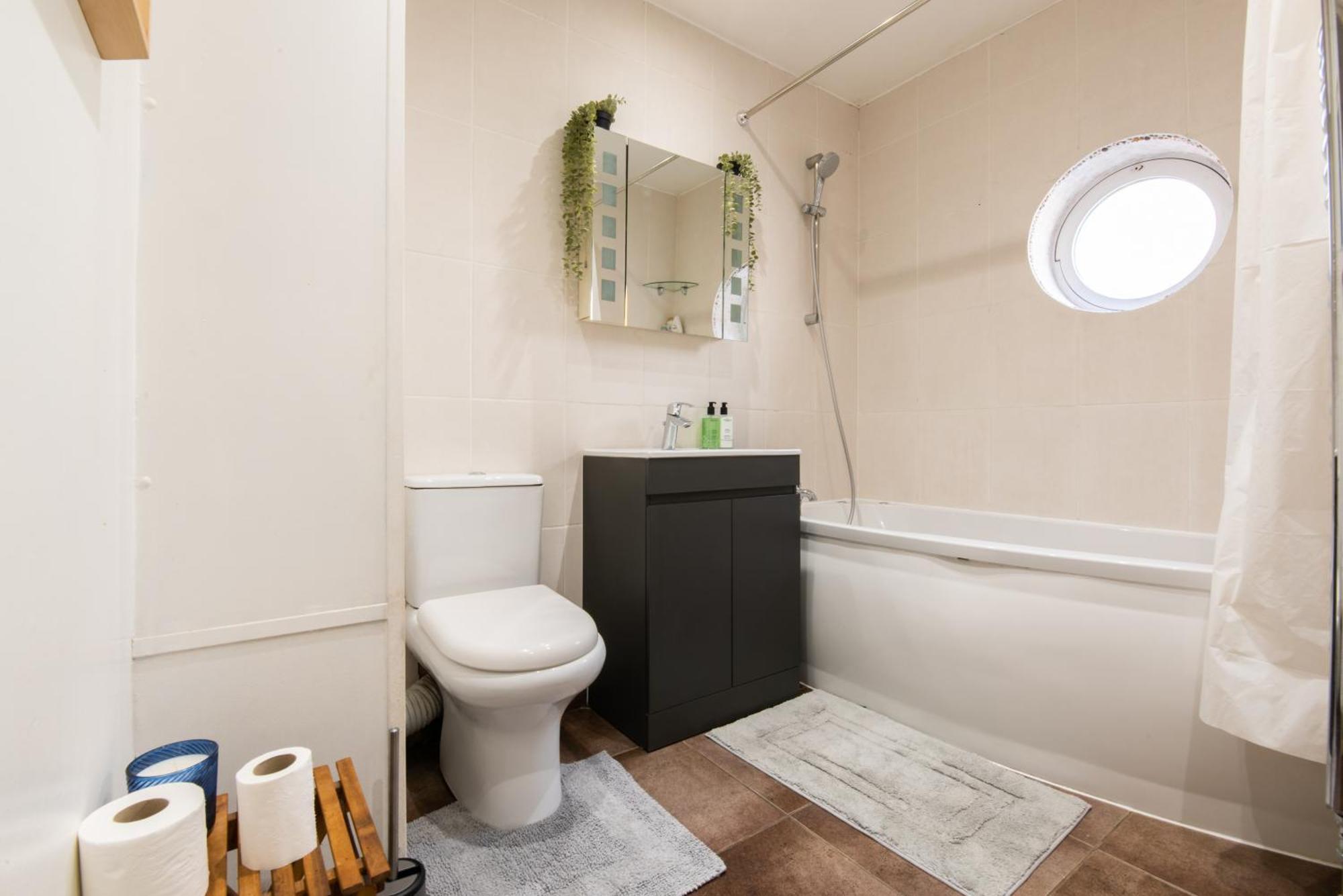 Apartment Stratford - Spacious 2 Bed Flat With Secured Parking & Private Garden