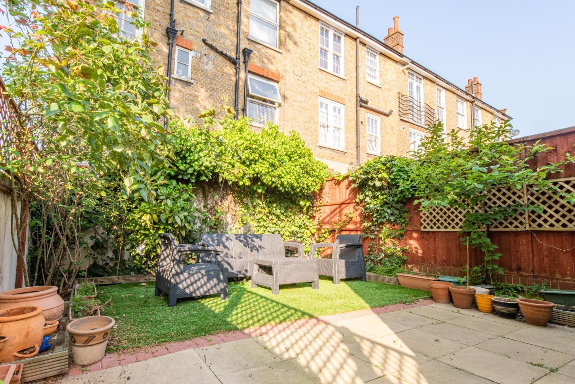 Stratford - Spacious 2 Bed Flat With Secured Parking & Private Garden *