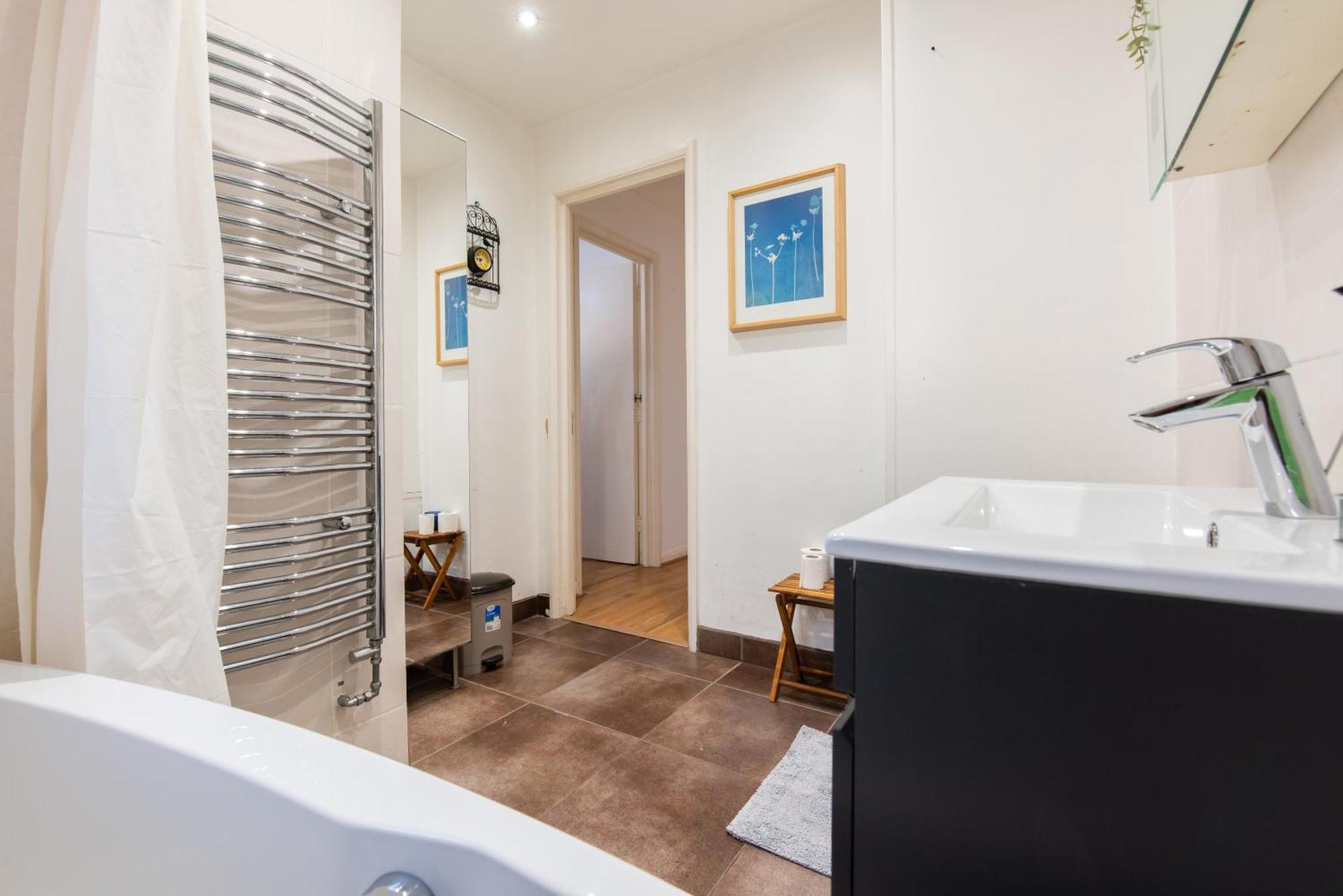 Stratford - Spacious 2 Bed Flat With Secured Parking & Private Garden